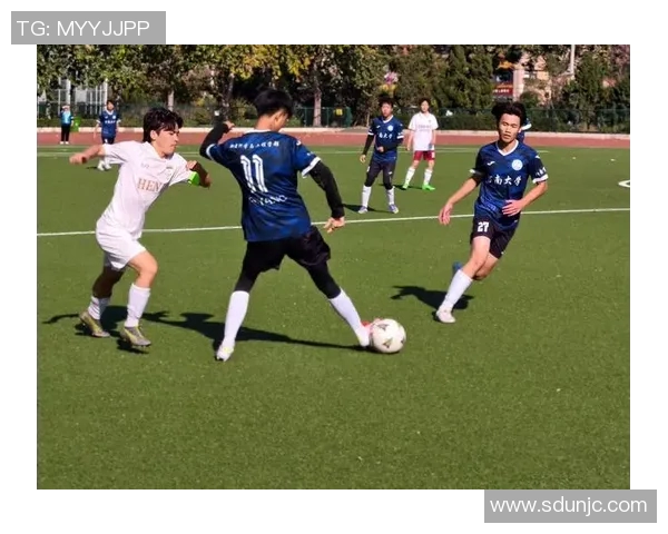 身穿75号的足球明星如何在赛场上展现个人魅力与团队精神